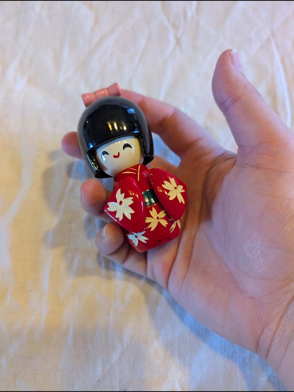💥SALE💥Vintage Red Kokeshi Doll with Pink Bow - Picture 3 of 6